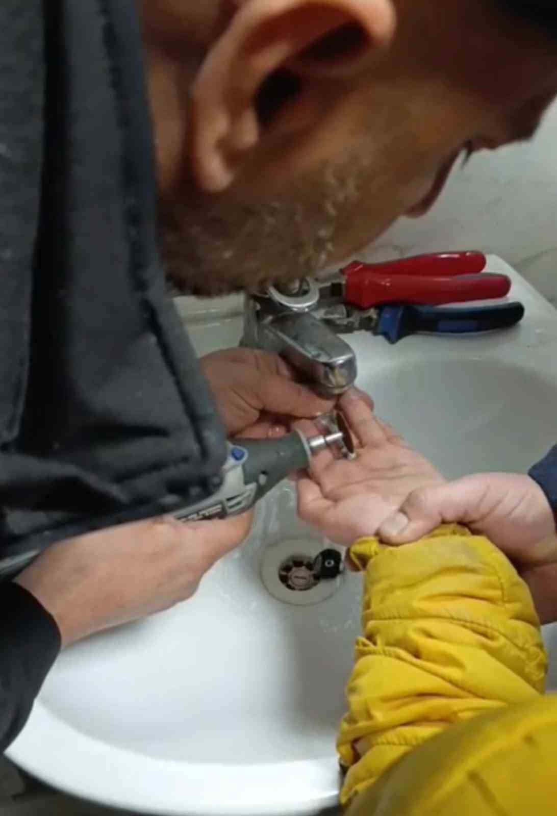 Parmağını metal paraya sıkıştırdı, itfaiye ekiplerince kurtarıldı
