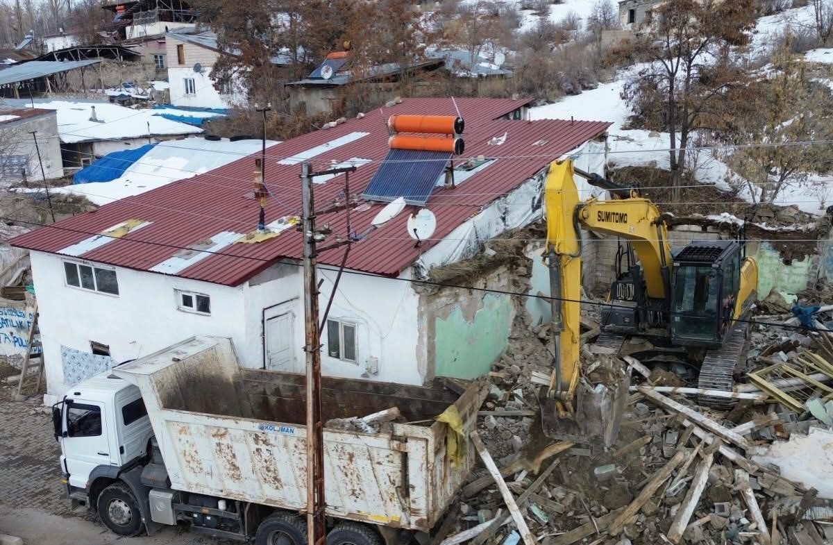 Pasinler Belediyesi’nden metruk bina yıkımı
