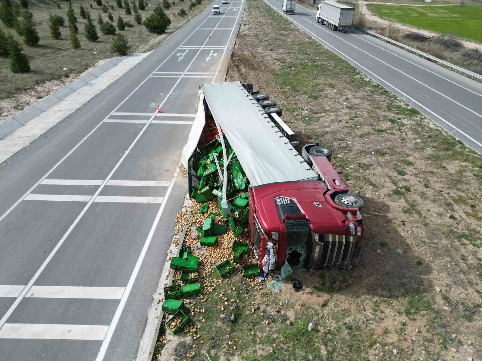 Patates yüklü tır devrildiği kazada 3 kişi yaralandı
