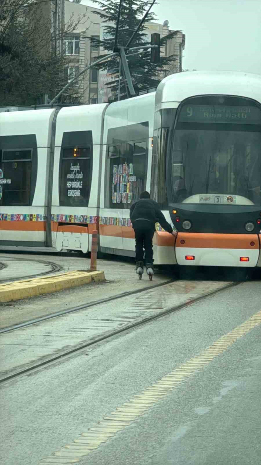 Patenli çocuk tramvayın arkasına tutunarak canını hiçe saydı
