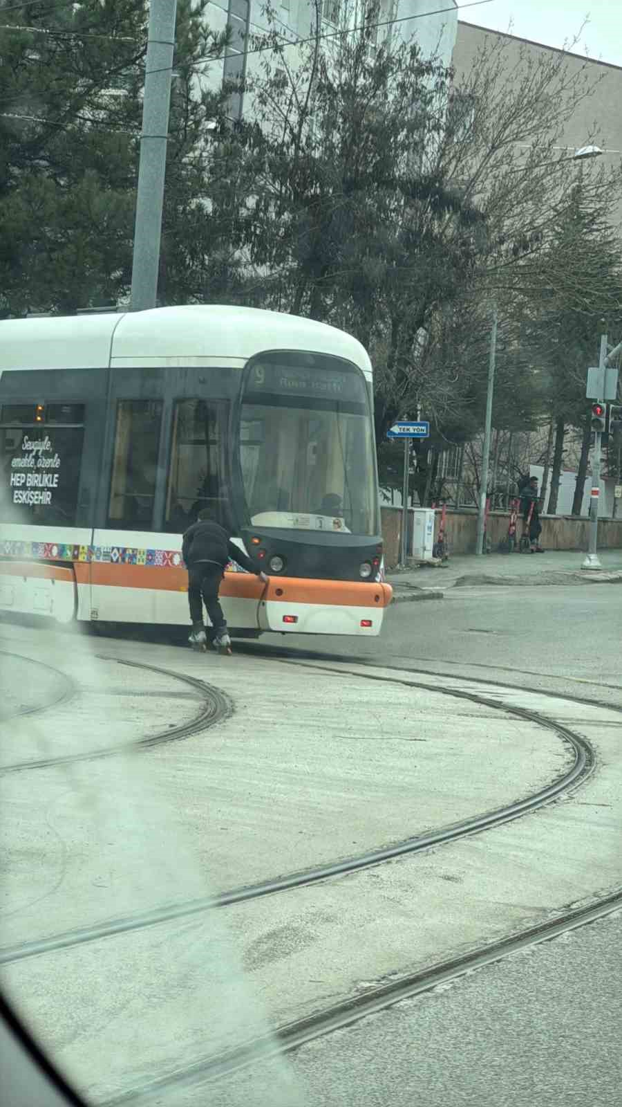 Patenli çocuk tramvayın arkasına tutunarak canını hiçe saydı
