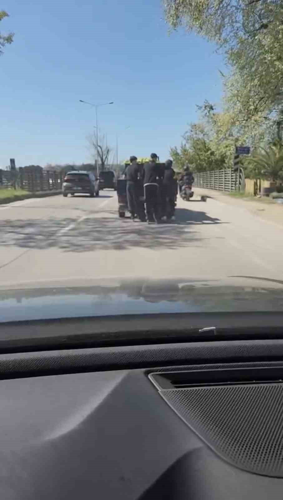 Patenli gençlerin tehlikeli yolculuğu kamerada
