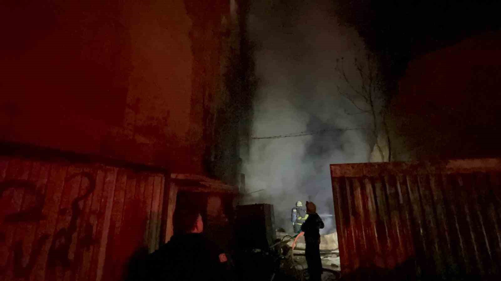 Patlama sesleri gelen gecekondu bahçesinde çıkan yangın yan binaya sıçradı
