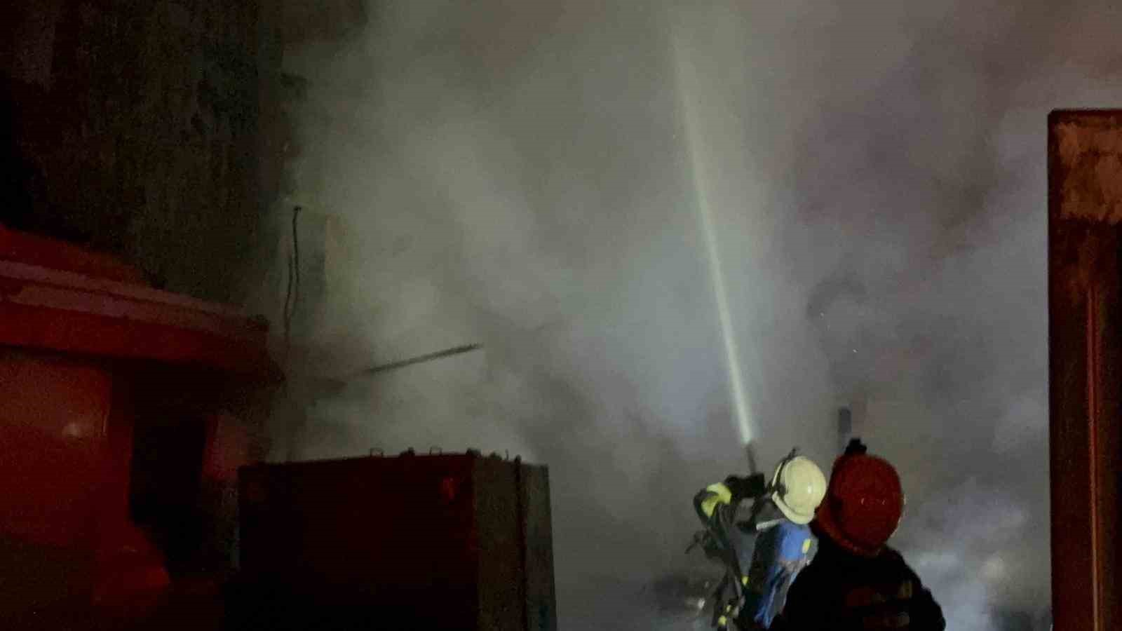 Patlama sesleri gelen gecekondu bahçesinde çıkan yangın yan binaya sıçradı
