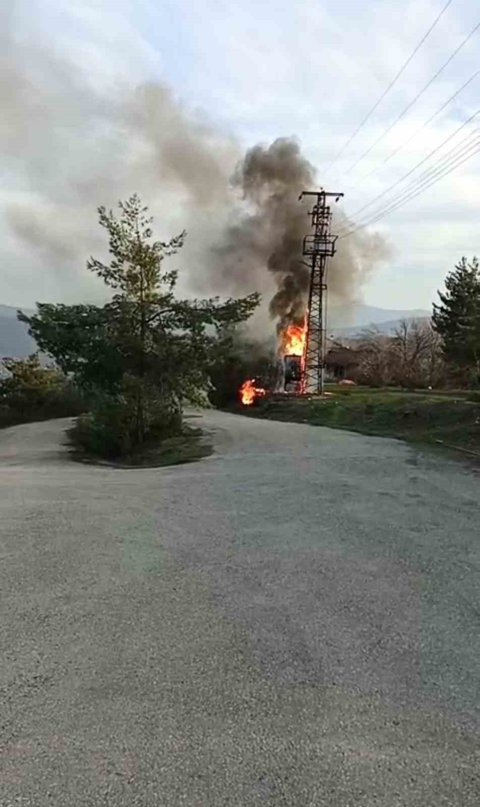 Patlayan elektrik trafosu alev aldı
