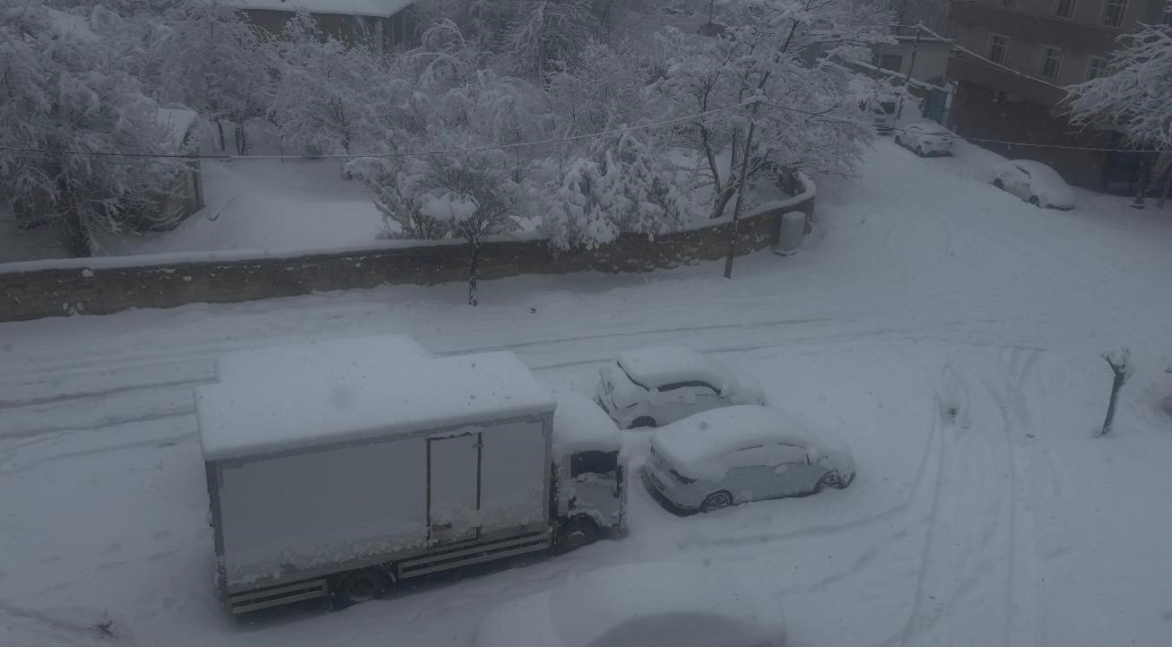 Patnos’ta baharı beklerken 40 santimetre kar yağdı
