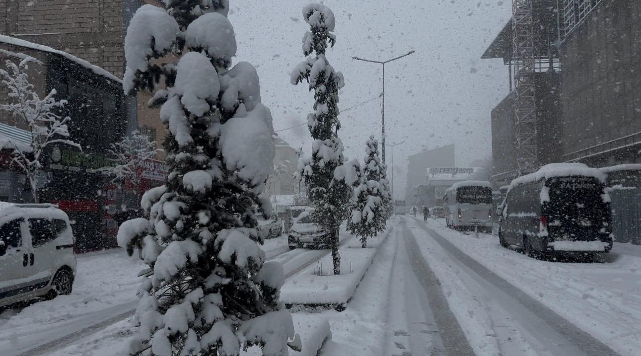Patnos’ta baharı beklerken 40 santimetre kar yağdı
