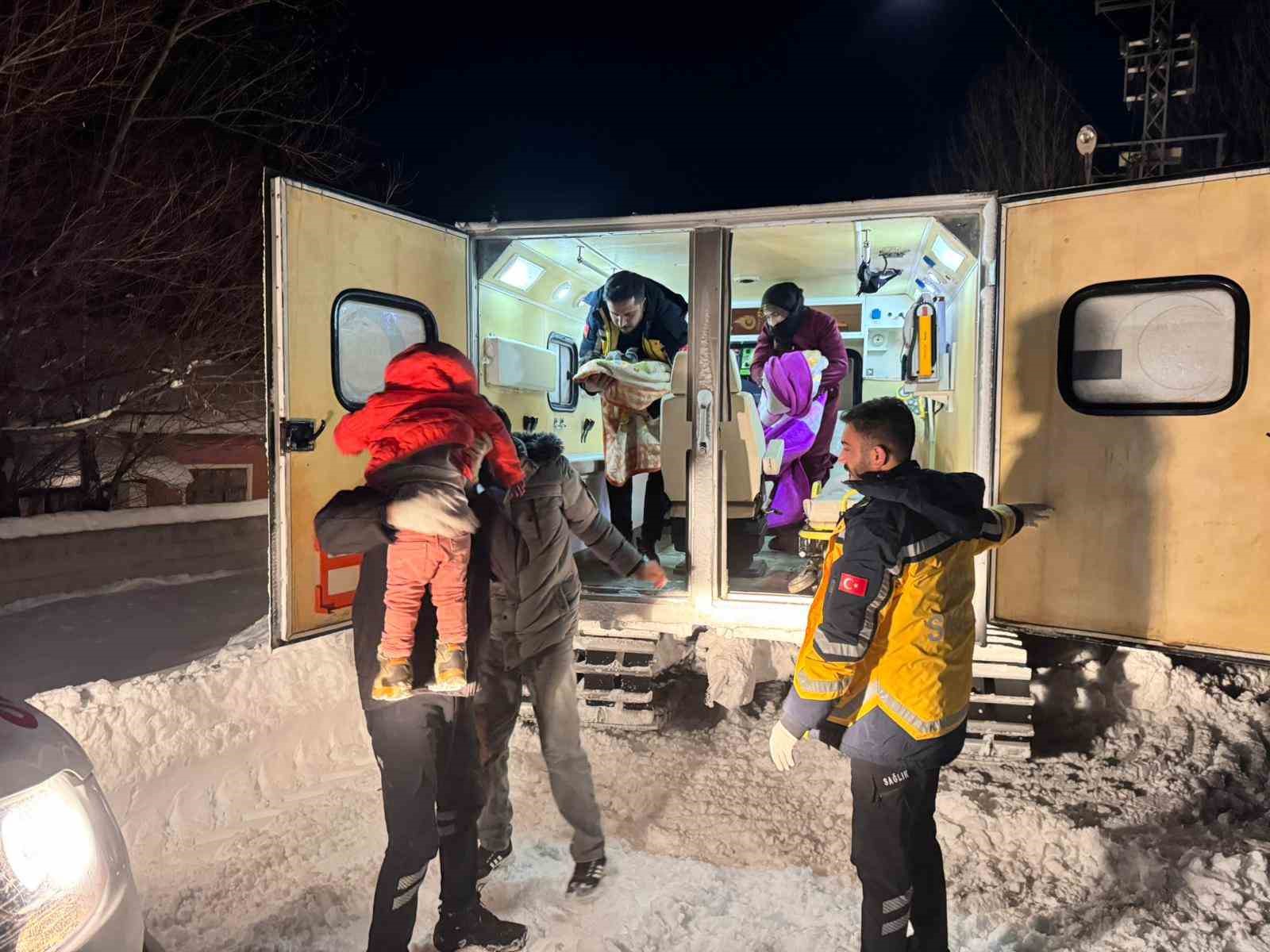 Patnos’ta kar engeline rağmen 40 günlük bebek kurtarıldı
