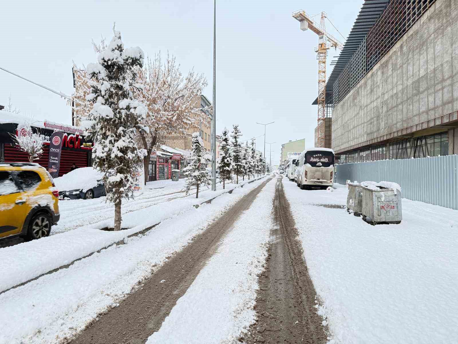 Patnos’ta kar sürprizi: İlçe merkezine 40 cm kar yağdı
