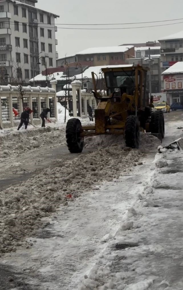Patnos’ta kar temizleme çalışması aralıksız sürdürülüyor
