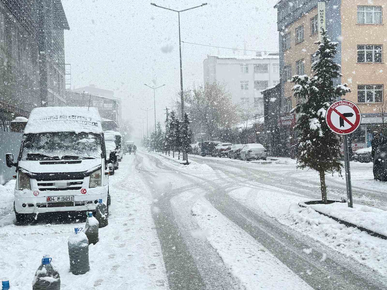 Patnos’ta kar yağışı etkisini sürdürüyor
