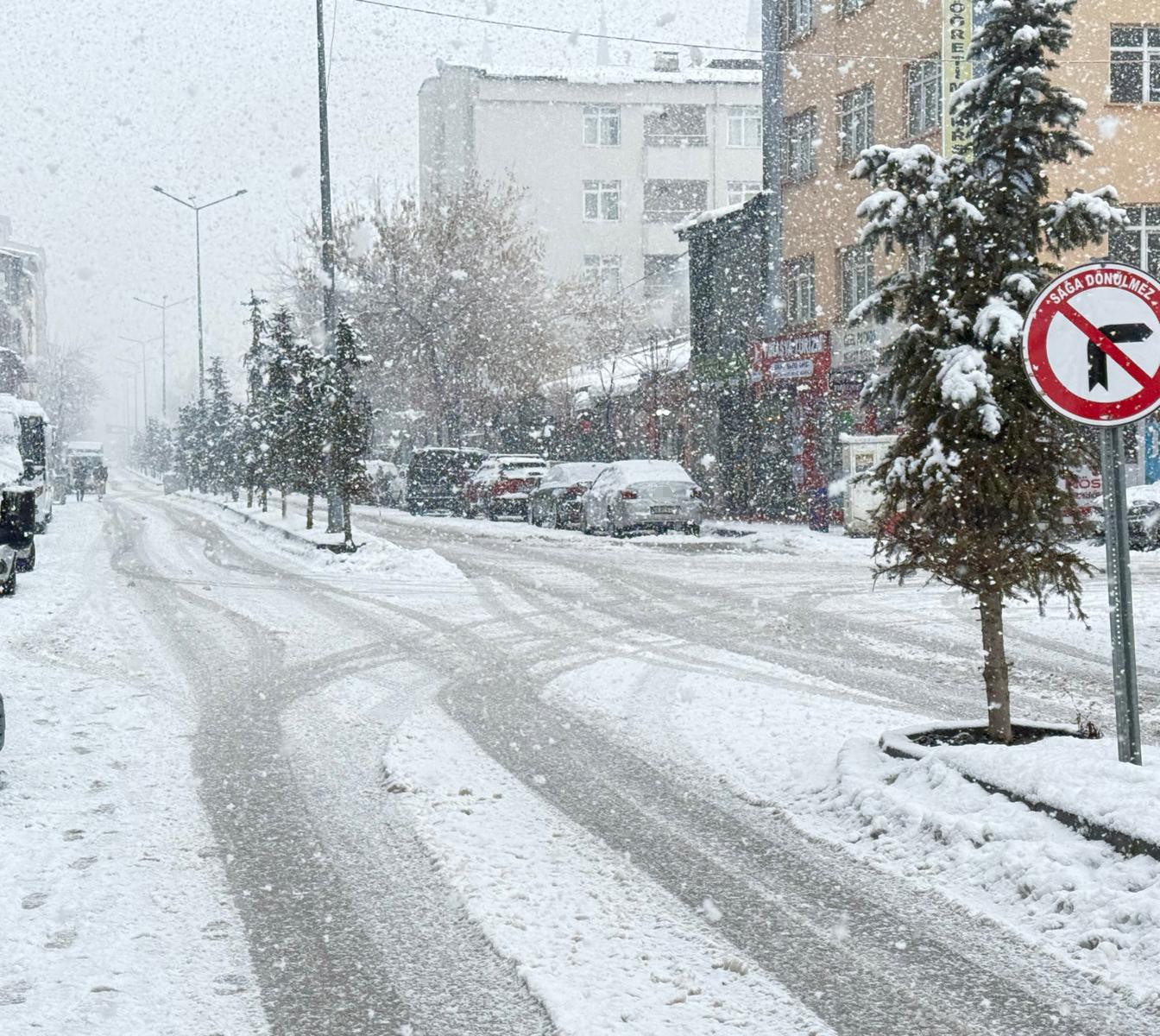 Patnos’ta kar yağışı etkisini sürdürüyor
