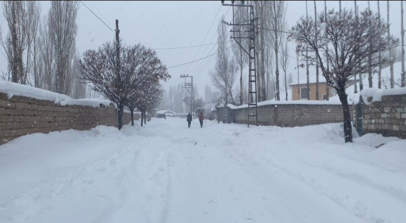 Patnos’ta kar yağışı yeniden etkisini gösterdi
