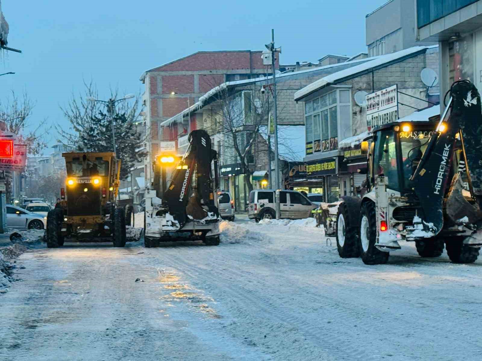 Patnos’ta kar yağışının ardından temizlik seferberliği
Patnos’ta kar yağışının ardından temizlik seferberliği