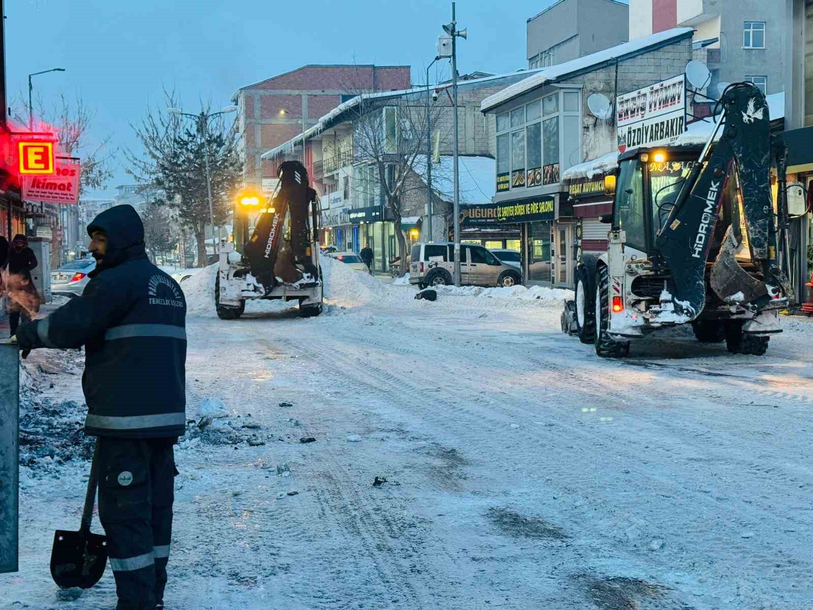 Patnos’ta kar yağışının ardından temizlik seferberliği
Patnos’ta kar yağışının ardından temizlik seferberliği