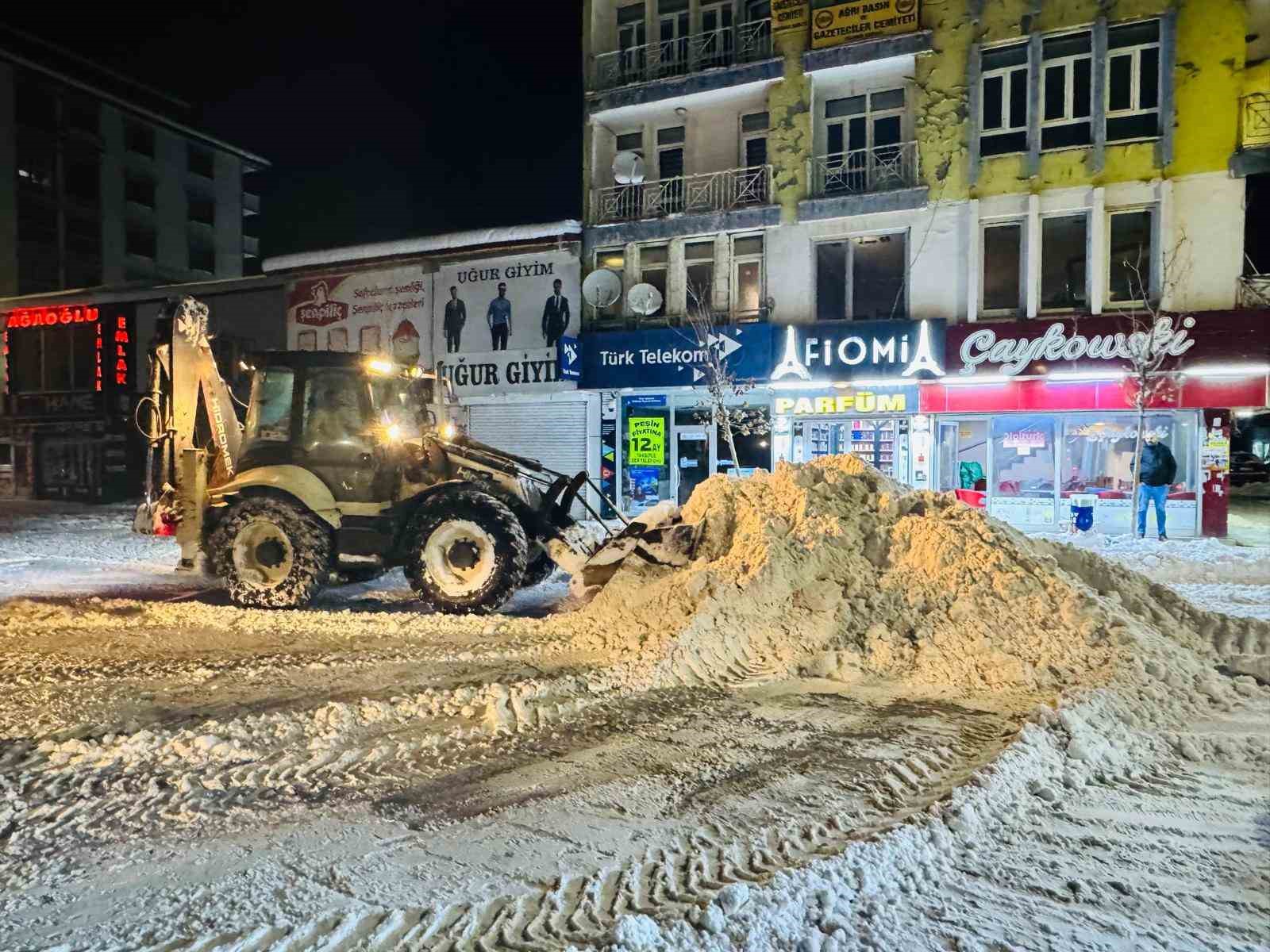 Patnos’ta karla mücadele aralıksız sürüyor
Patnos’ta karla mücadele aralıksız sürüyor