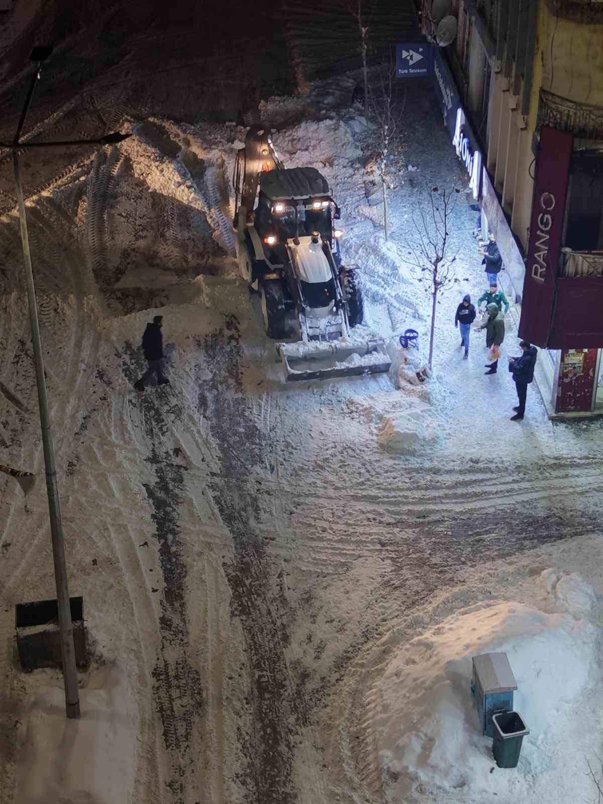 Patnos’ta karla mücadele aralıksız sürüyor
Patnos’ta karla mücadele aralıksız sürüyor