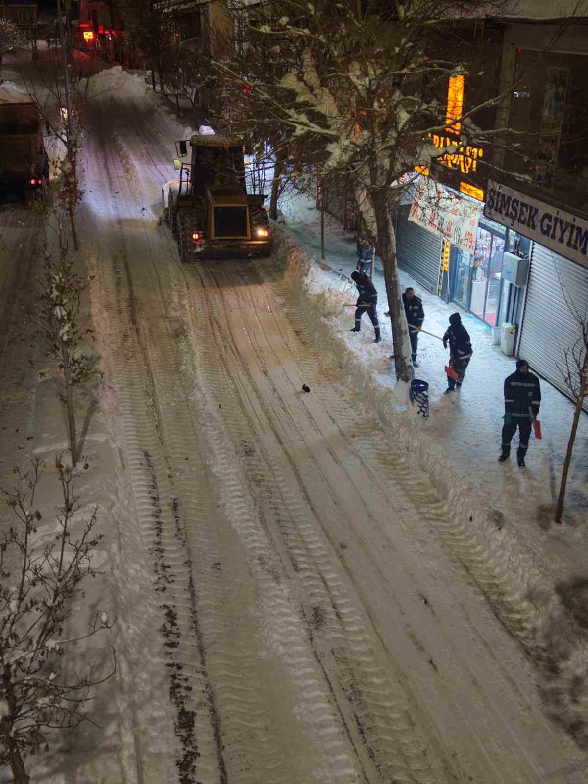 Patnos’ta karla mücadele aralıksız sürüyor
Patnos’ta karla mücadele aralıksız sürüyor