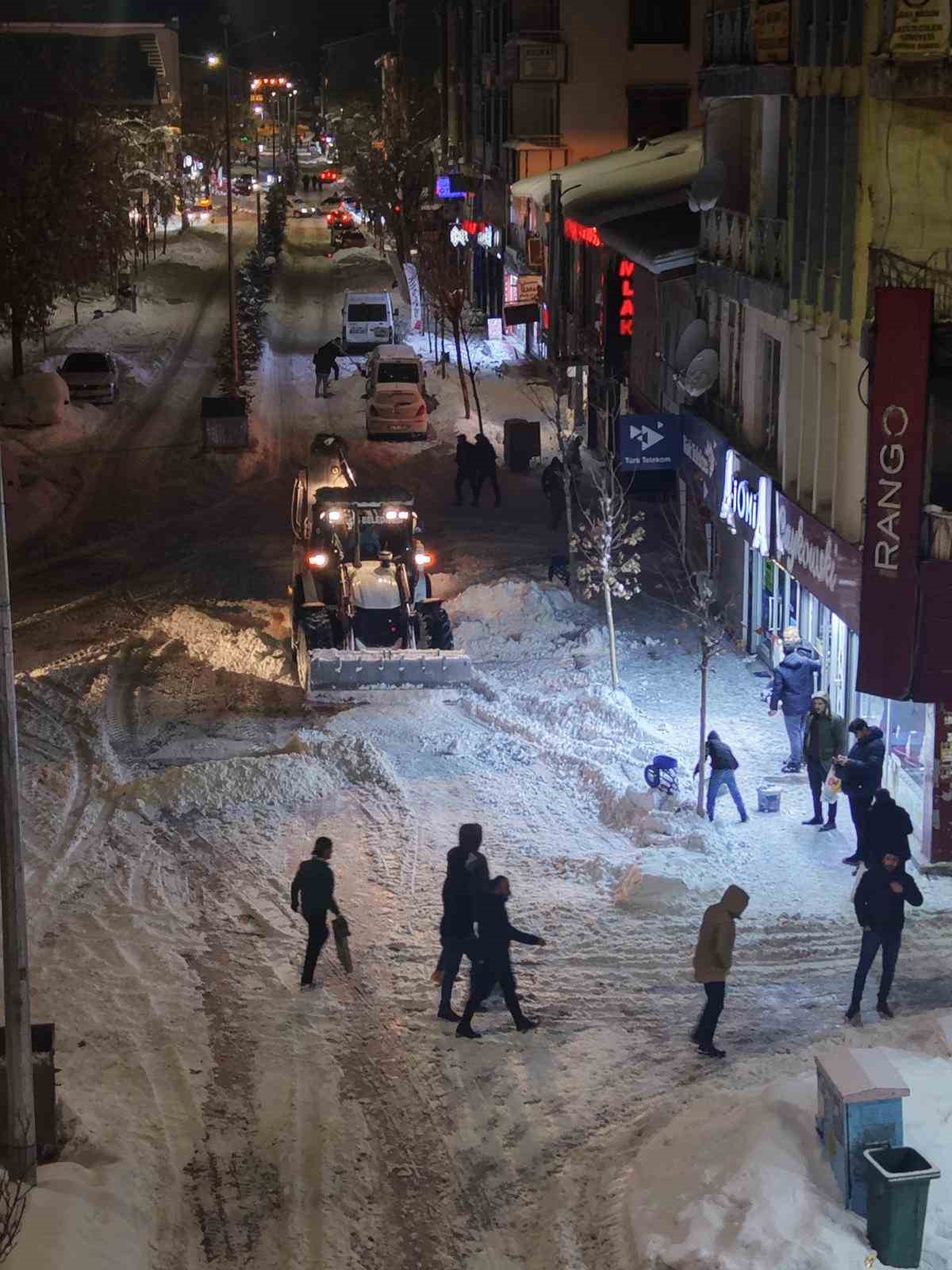 Patnos’ta karla mücadele aralıksız sürüyor
Patnos’ta karla mücadele aralıksız sürüyor