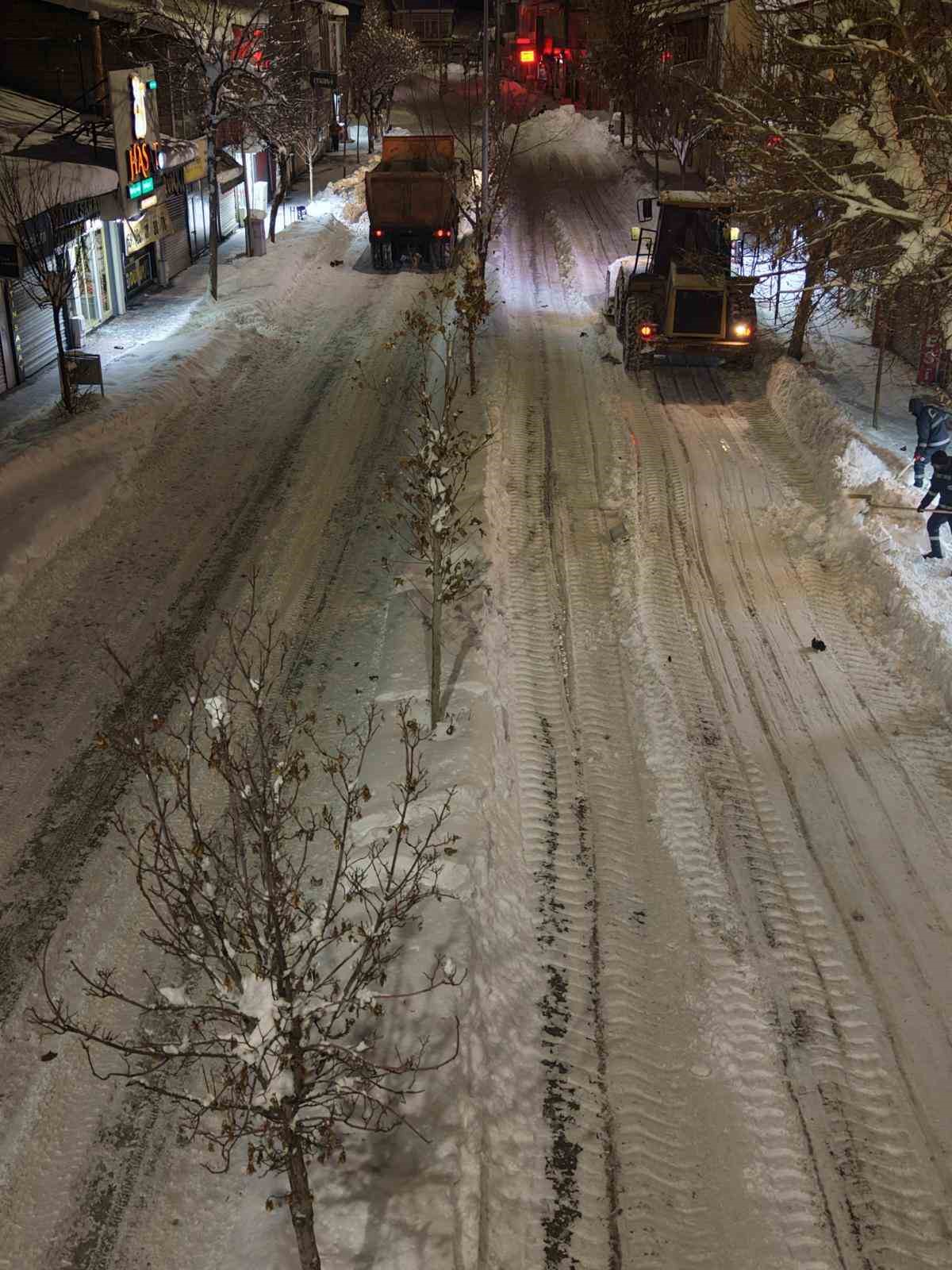 Patnos’ta karla mücadele aralıksız sürüyor
Patnos’ta karla mücadele aralıksız sürüyor