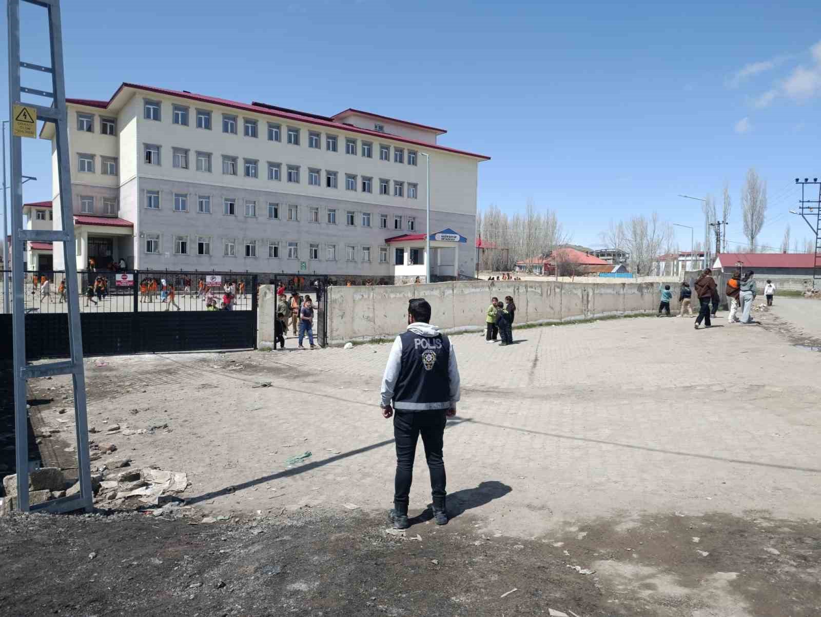 Patnos’ta okullarda güvenlik alarmı
