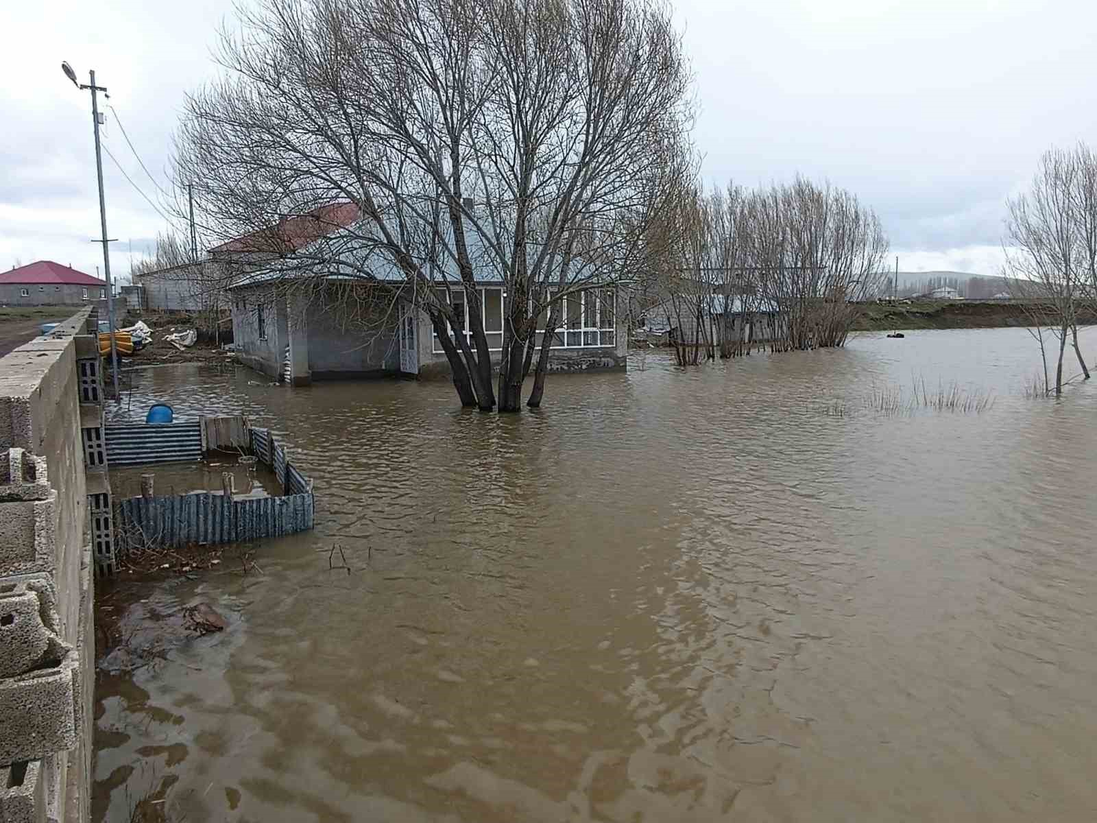Patnos’ta sağanak taşkına neden oldu: Evleri su bastı
