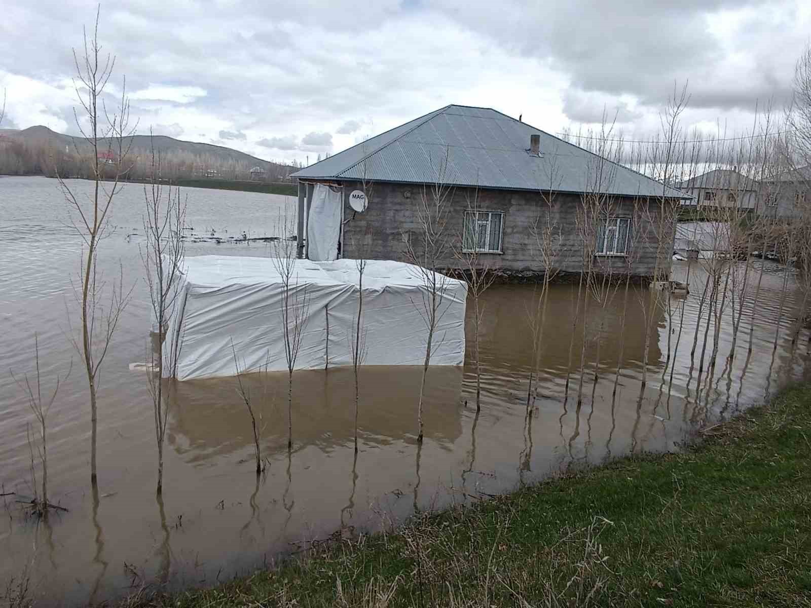 Patnos’ta sağanak taşkına neden oldu: Evleri su bastı
