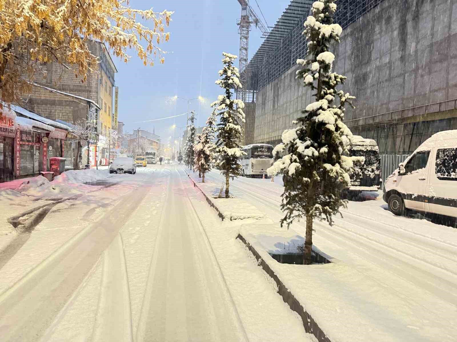 Patnos’ta sıcak hava yerini kar yağışına bıraktı
