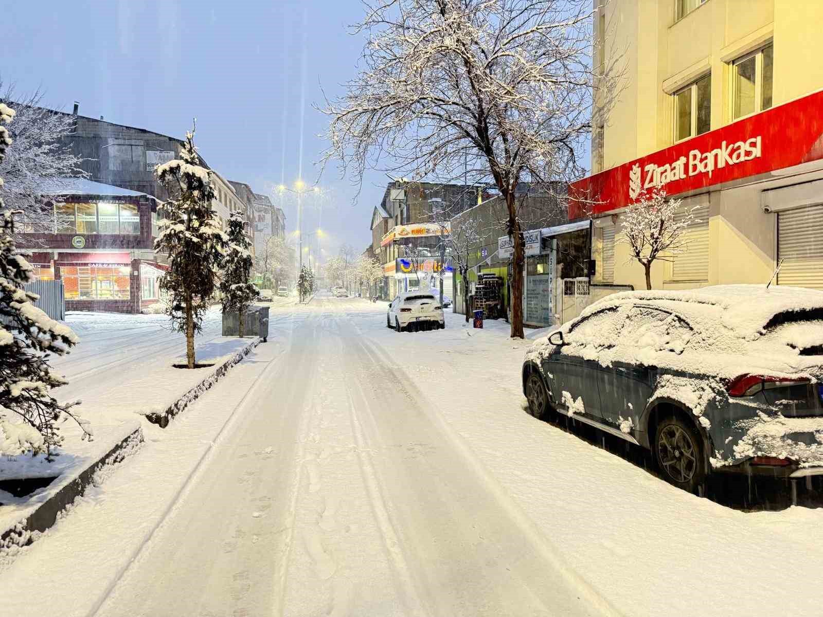 Patnos’ta sıcak hava yerini kar yağışına bıraktı
