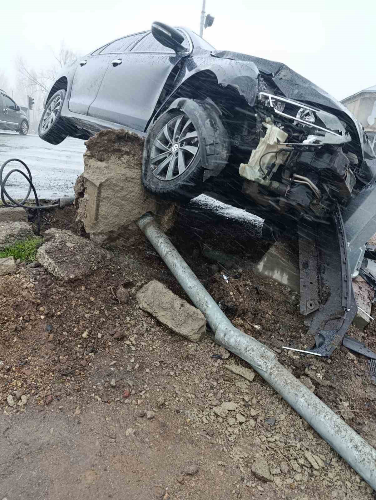 Patnos’ta yağışlı hava kazayı beraberinde getirdi:2 yaralı
