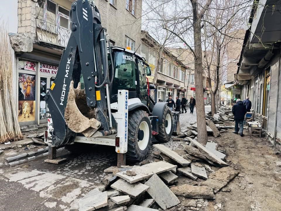 Patnos’ta yol sezonu başladı: İnönü Mahallesi’nde çalışmalar start aldı
