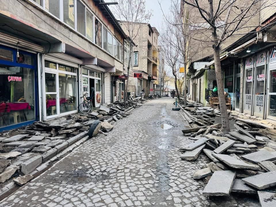 Patnos’ta yol sezonu başladı: İnönü Mahallesi’nde çalışmalar start aldı
