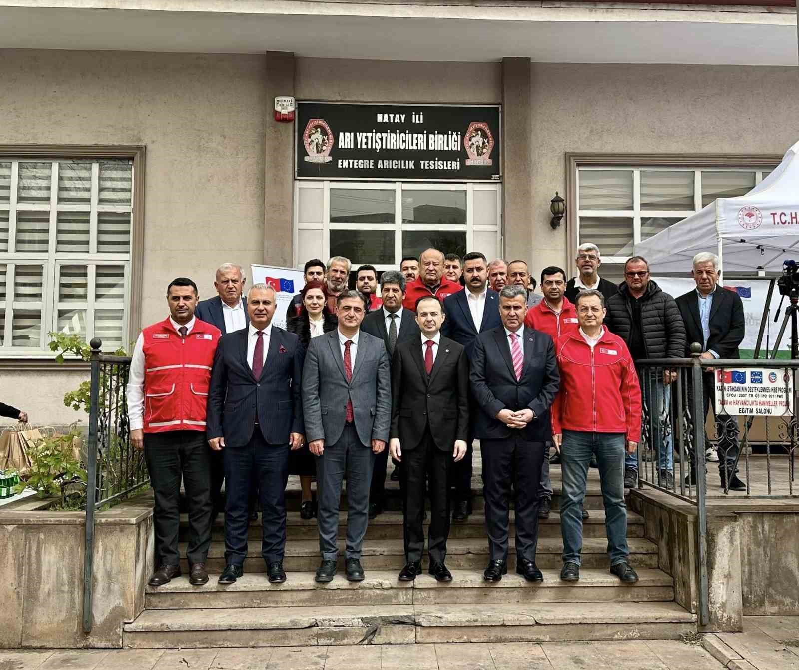 Payas’ta arıcılara malzeme desteği sağlandı
