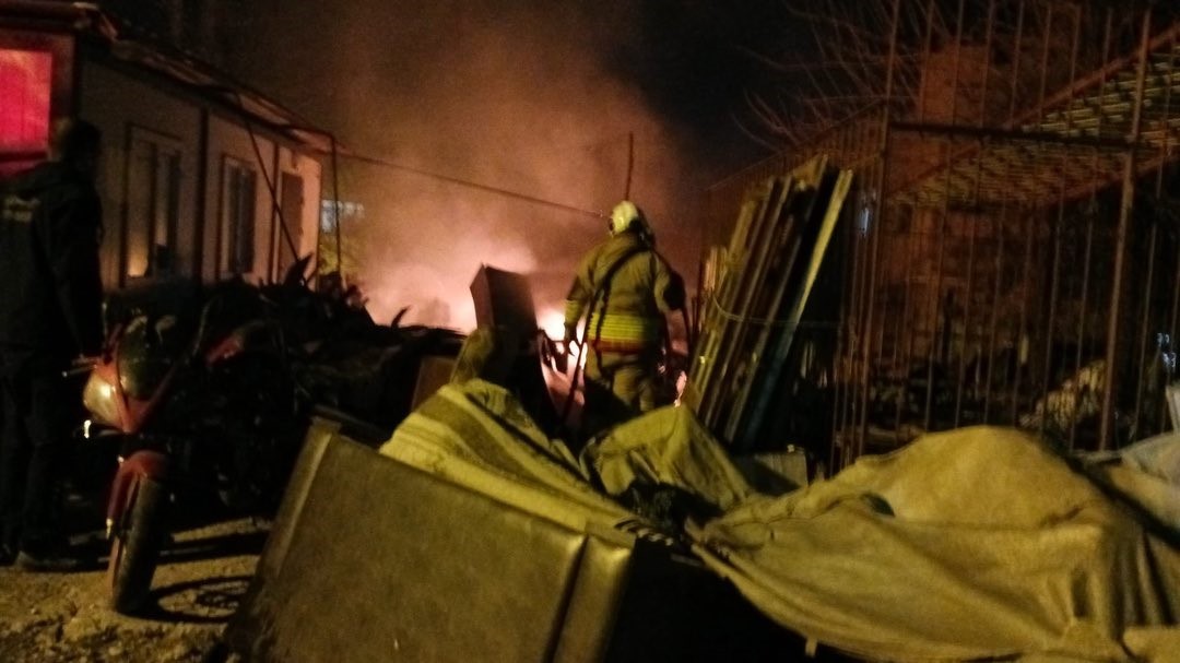 Payas’ta hurdalık alan alevlere teslim oldu
