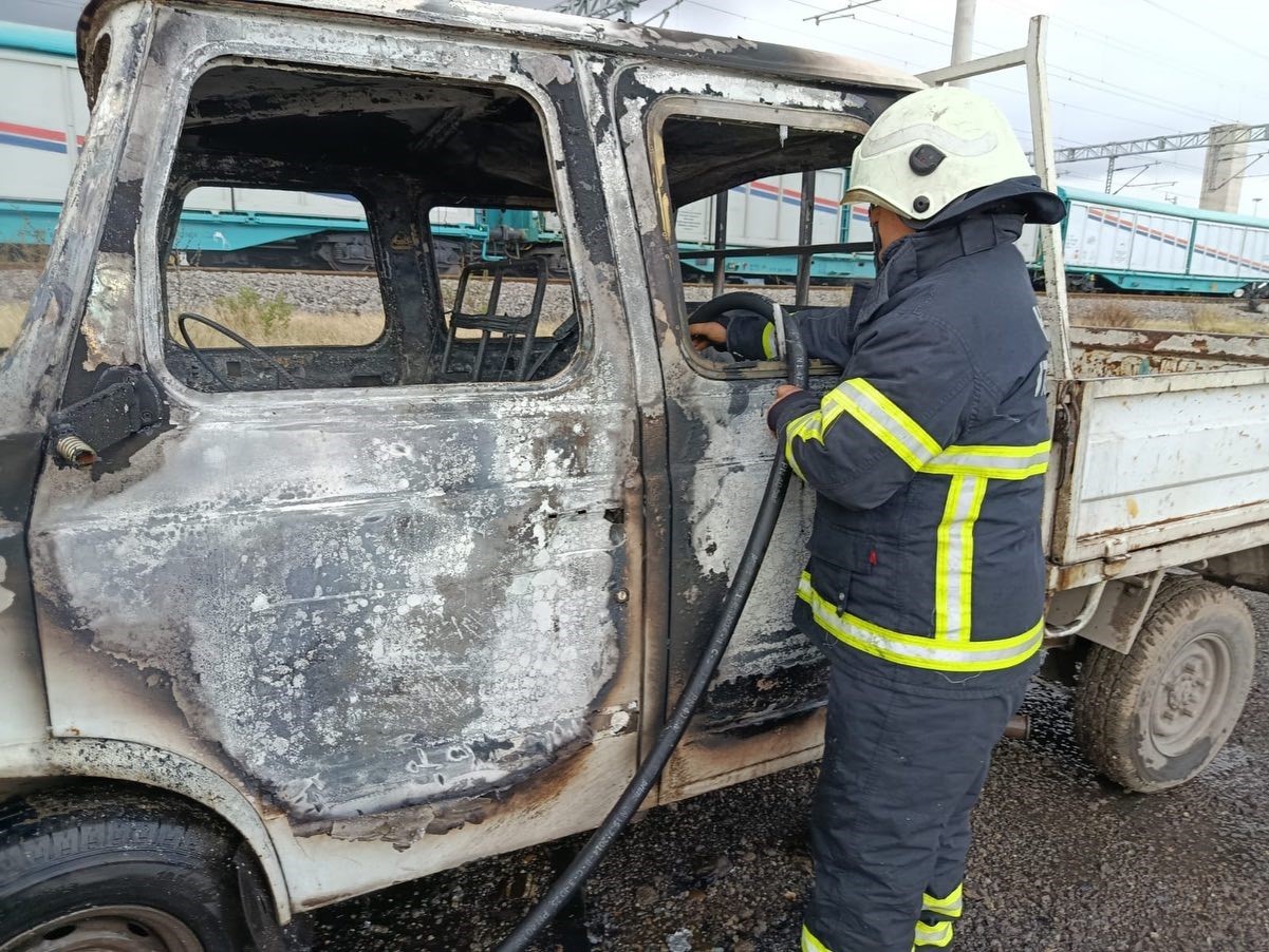 Payas’ta kamyonet alevlere teslim oldu
