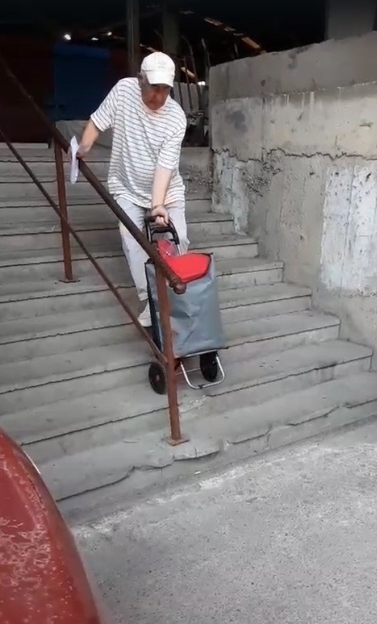 Pazar yerine yapılan engelli rampaları tepki çekti
