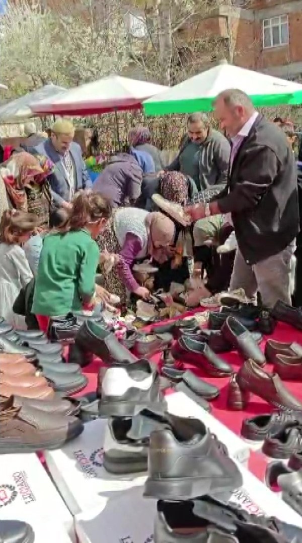 Pazarcı esnaf bedava bin çift ayakkabı dağıttı, halktan dua istedi
