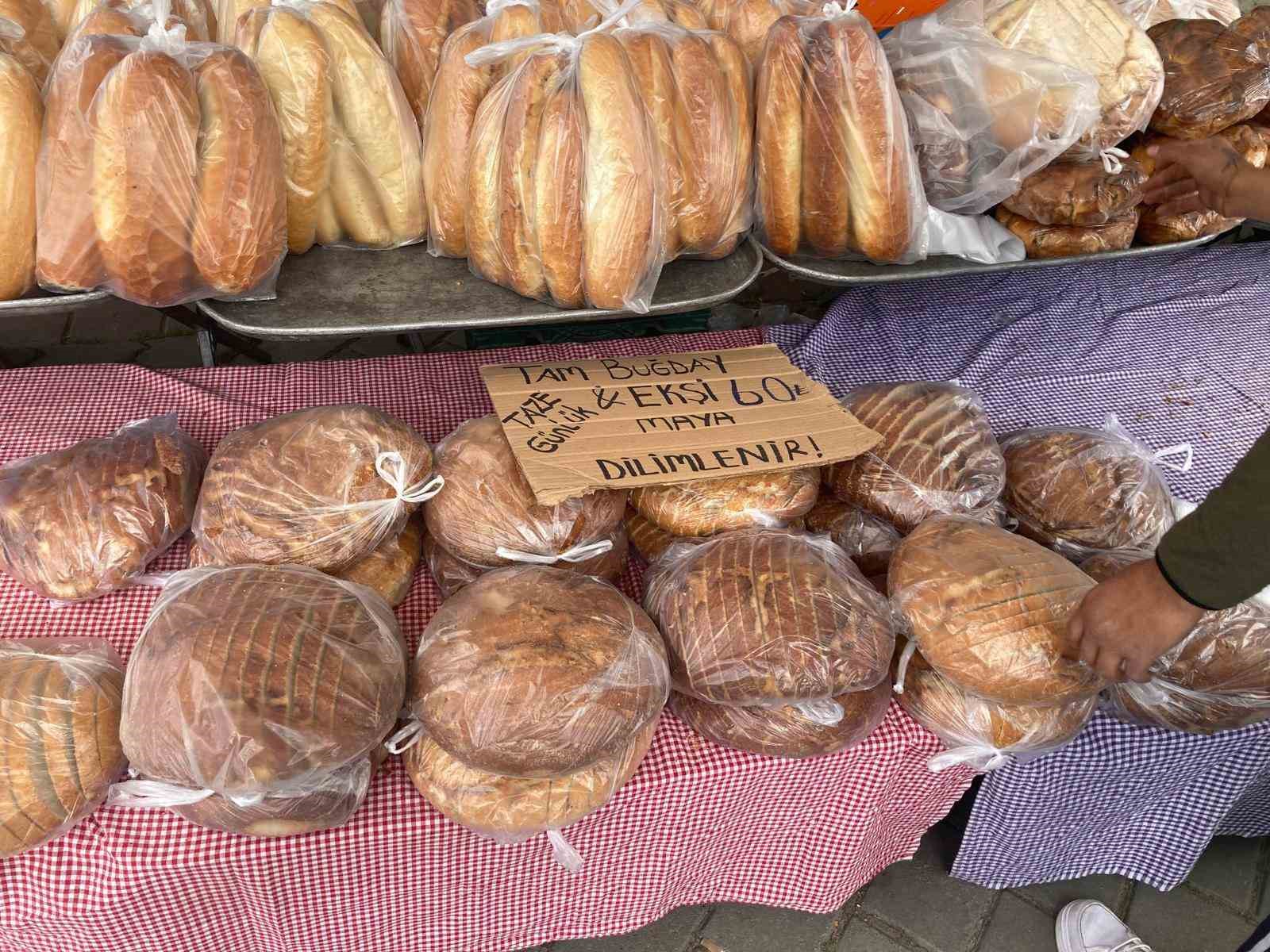 Pazarda etiketsiz ve ambalajsız ekmek satan esnaf hakkında işlem yapıldı
