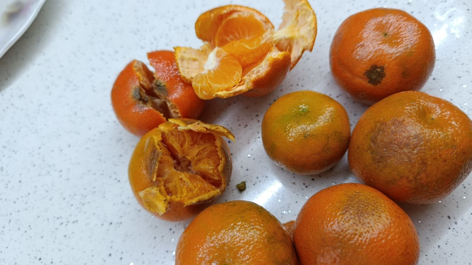 Pazardan aldığı 2 kilo mandalinanın yarısı çürük çıktı
