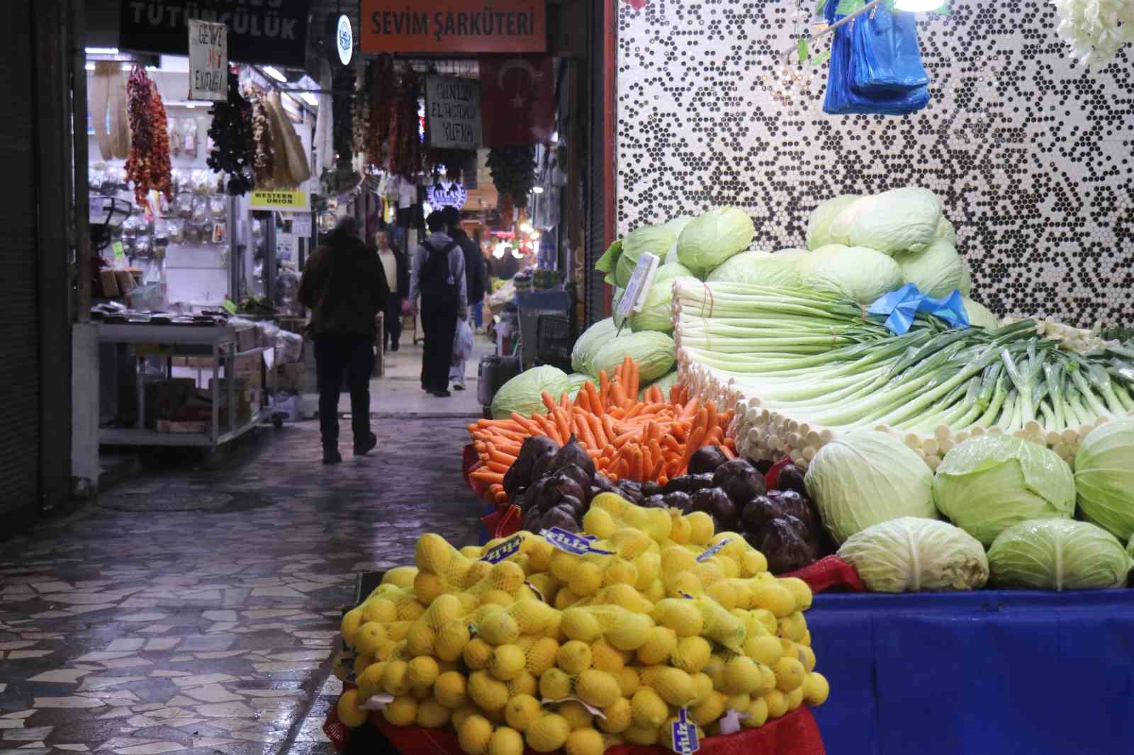 Pazarın gözdesi kış sebzeleri oldu
Pazarın gözdesi kış sebzeleri oldu
