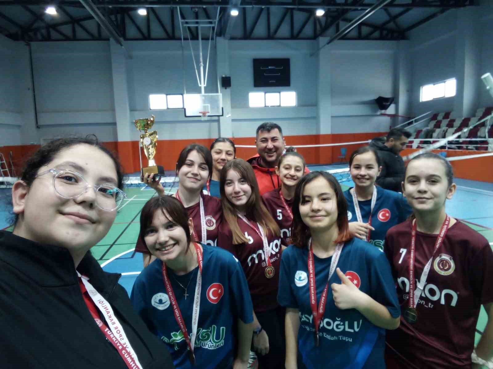 Pazarlar Ortaokulu’ndan badmintona büyük başarı
