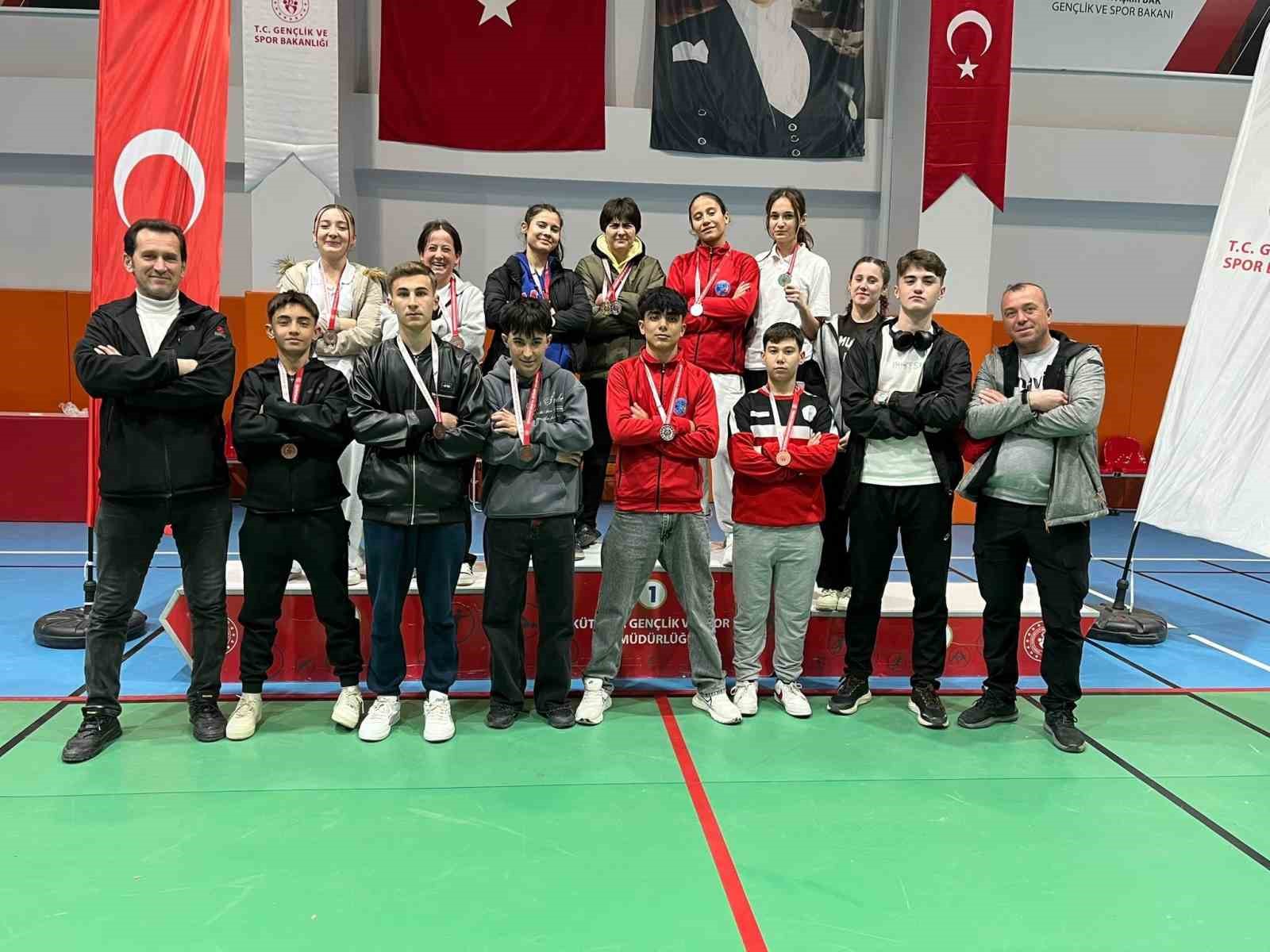 Pazarlar Spor Lisesi’nden atletizmde 15 madalya
