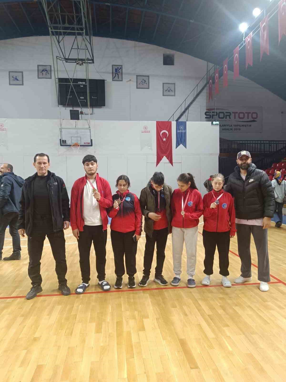Pazarlar Spor Lisesi’nden, taekwondo il müsabakalarına damga
