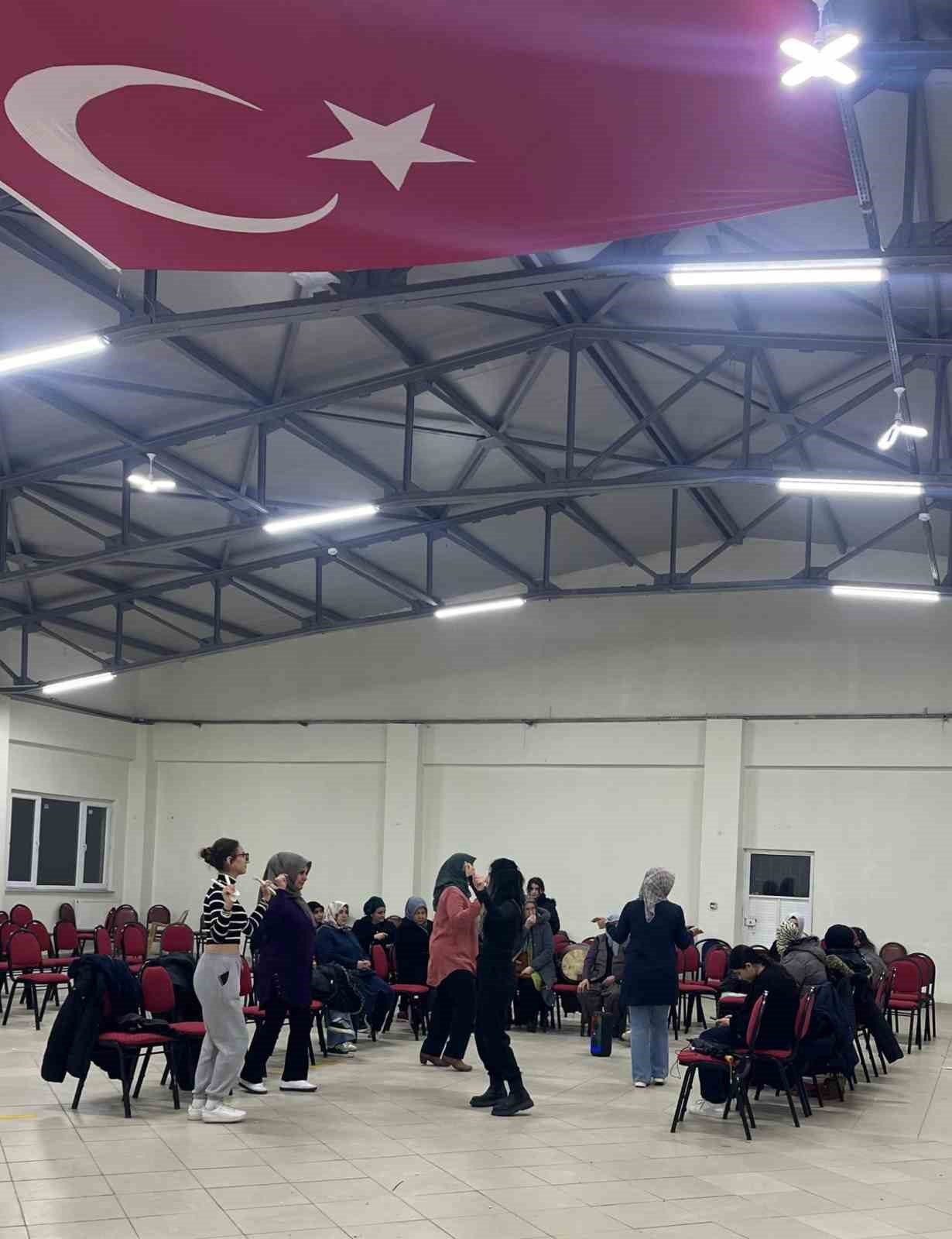 Pazarlar’da halk oyunları kursunda seslendirilen yöresel ezgiler
