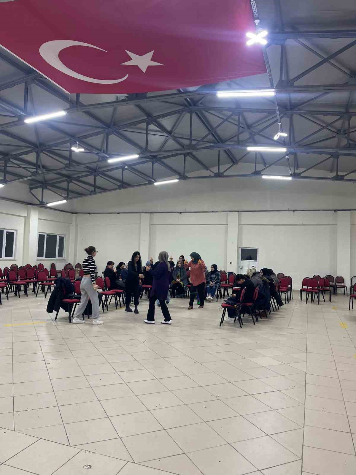 Pazarlar’da halk oyunları kursunda seslendirilen yöresel ezgiler
