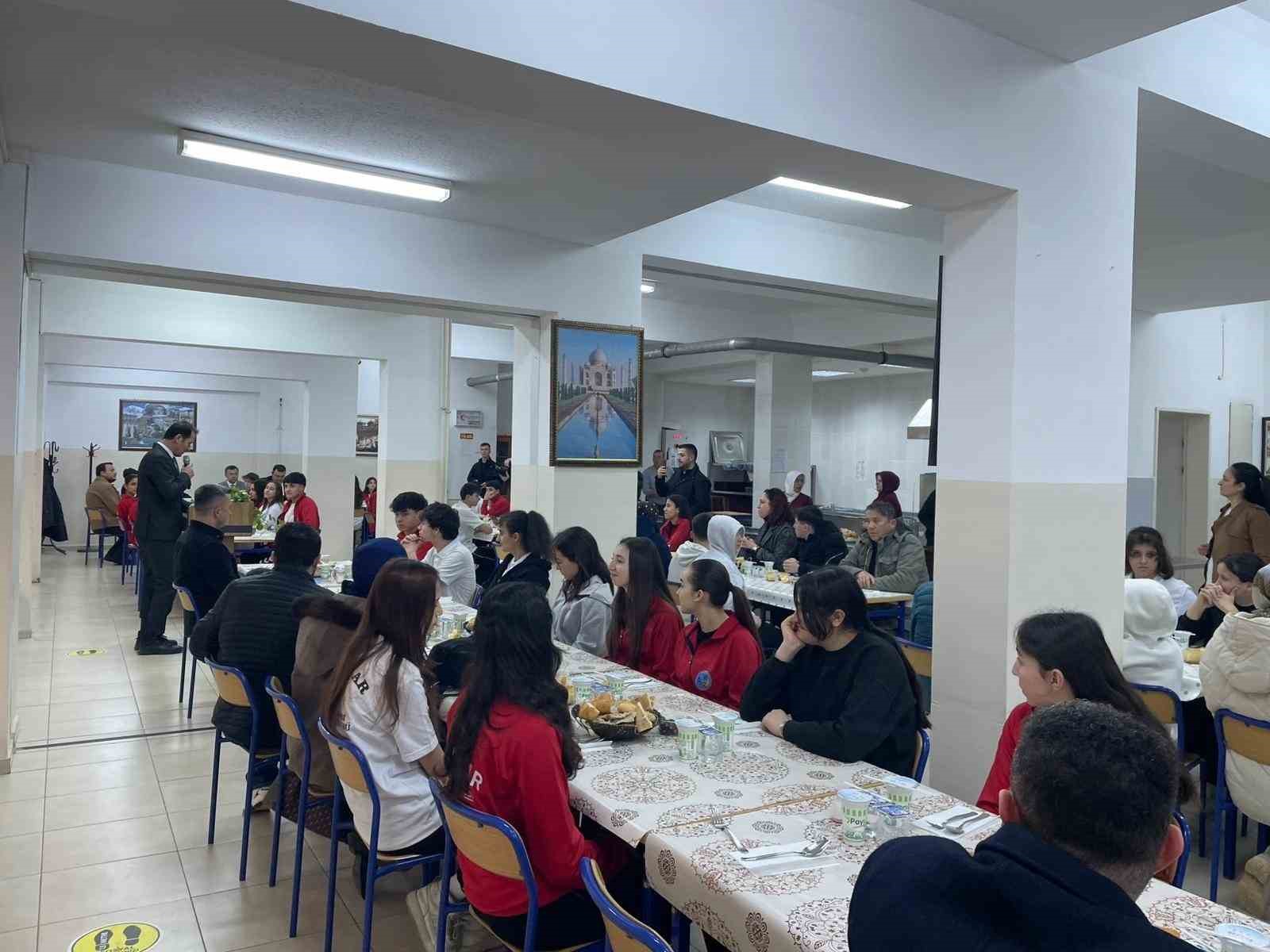 Pazarlar’da maarif sofrası bereketi
Pazarlar’da maarif sofrası bereketi