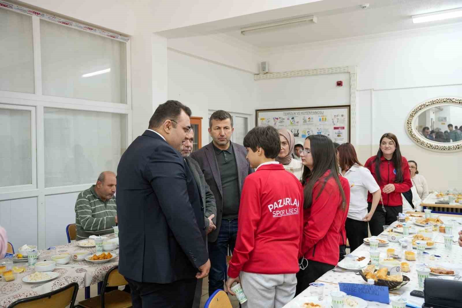 Pazarlar’da maarif sofrası bereketi
Pazarlar’da maarif sofrası bereketi