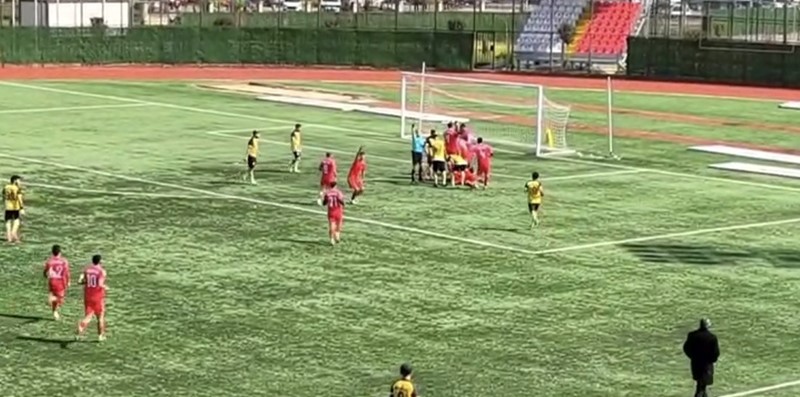 Penaltı golü sonrası çıkan arbedede futbolcunun elmacık kemiği kırıldı
