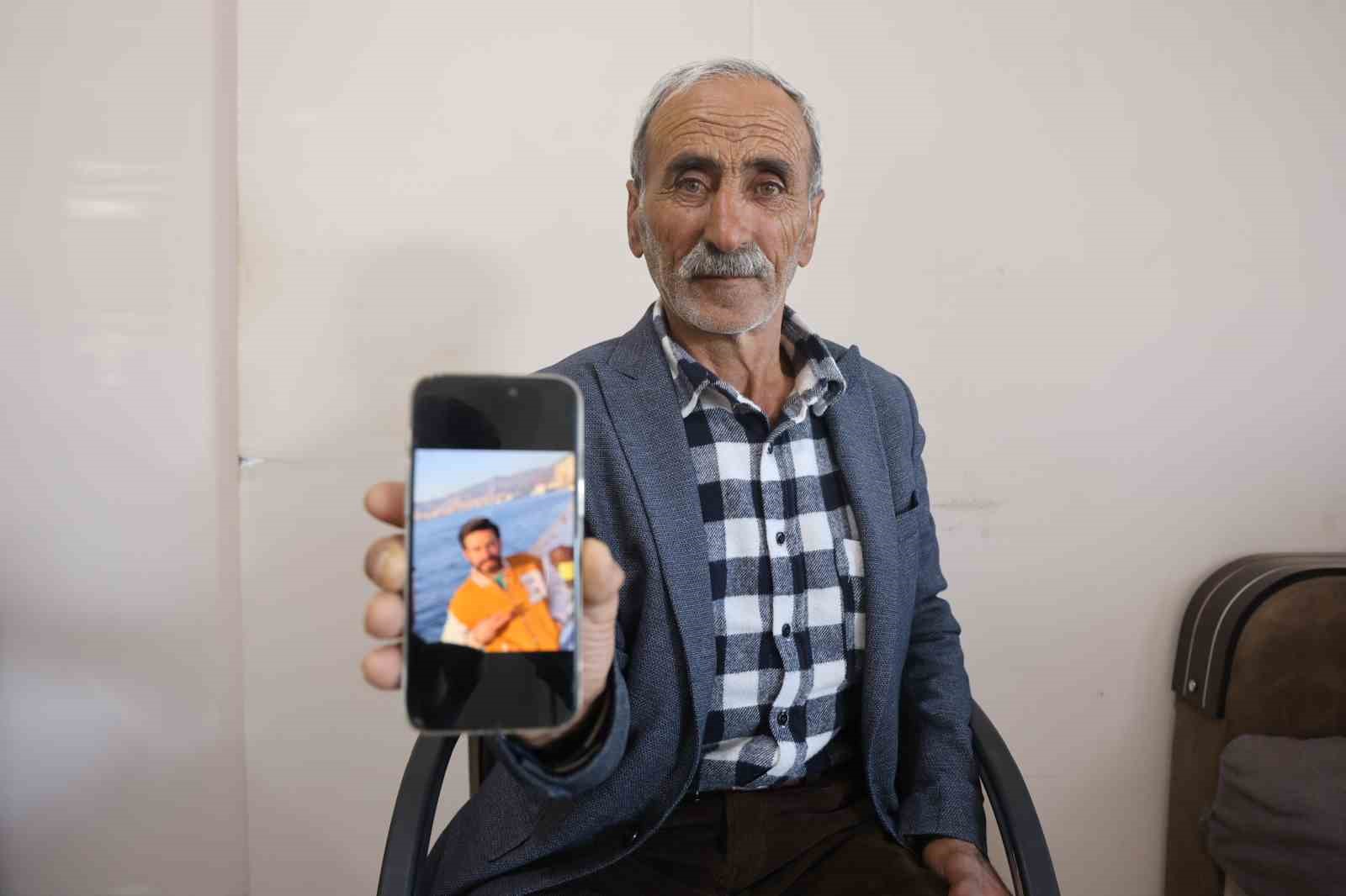 Penceredeki sinekliği parçalayarak evden ayrılan psikolojik rahatsızlıkları bulunan genç sırra kadem bastı
Penceredeki sinekliği parçalayarak evden ayrılan psikolojik rahatsızlıkları bulunan genç sırra kadem bastı