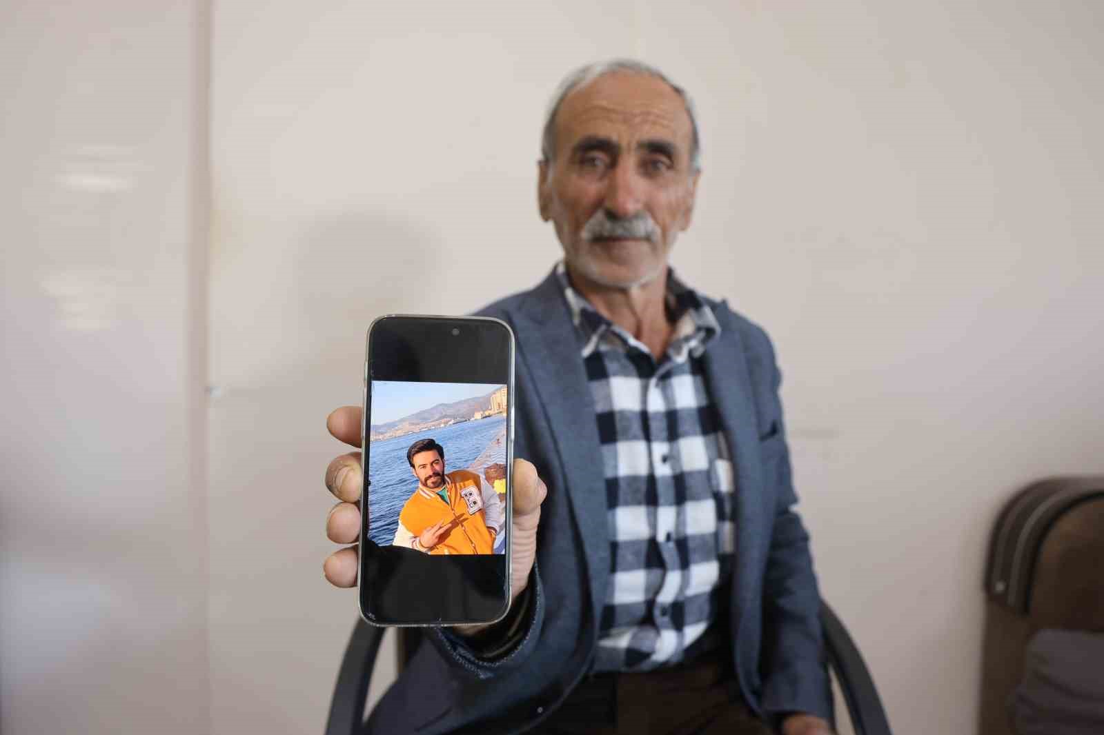 Penceredeki sinekliği parçalayarak evden ayrılan psikolojik rahatsızlıkları bulunan genç sırra kadem bastı
Penceredeki sinekliği parçalayarak evden ayrılan psikolojik rahatsızlıkları bulunan genç sırra kadem bastı